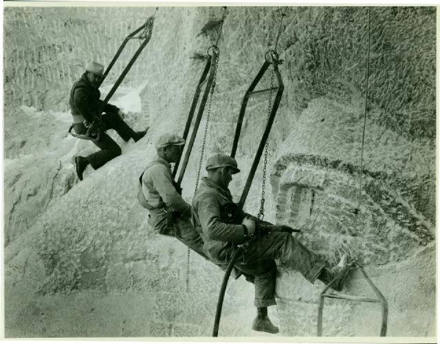 Mount-Rushmore/640x480_Mount_Rushmore construction 03.jpg